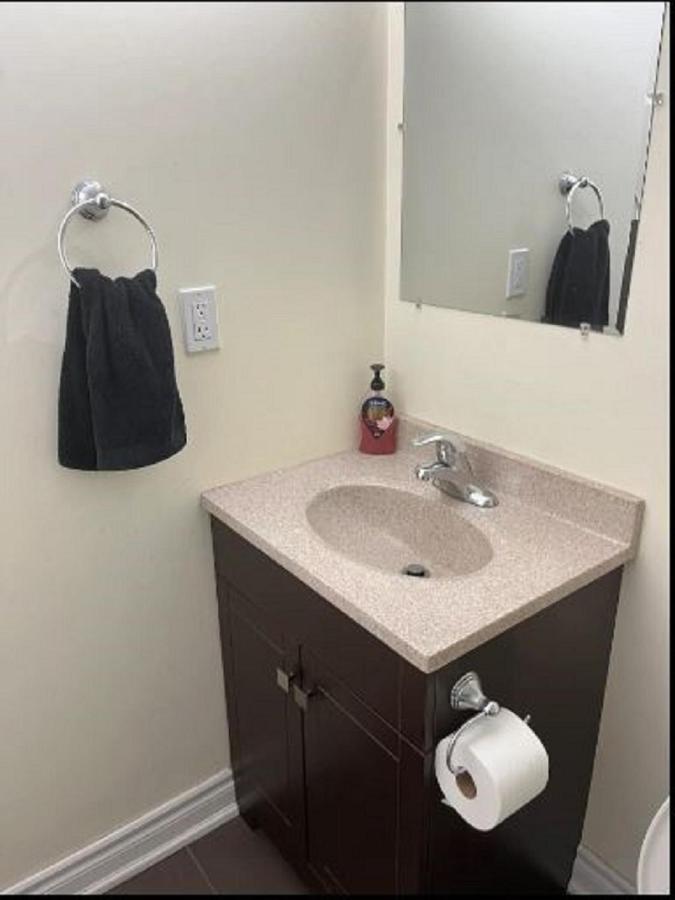 Cozy & Spacious Suite With Private Bathroom Near Toronto Airport ! Мисисага Екстериор снимка